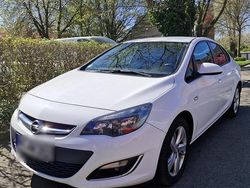 Weiß Gebraucht 2014 Opel Astra Limousine | 4.390 €