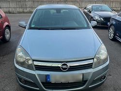 Grau Gebraucht 2005 Opel Astra Limousine | 2.100 € (Fairer Preis)