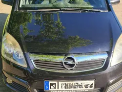 Schwarz Gebraucht 2005 Opel Zafira Edition Van / Kleinbus | 4.100 € (Etwas zu teuer)