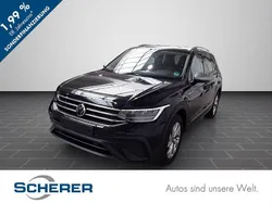Deep black perleffekt (metallic) Gebraucht 2024 VW Tiguan Allspace Life SUV | 33.500 € (Superpreis)