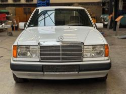 Weiß Gebraucht 1989 Mercedes E200 Limousine | 7.999 €
