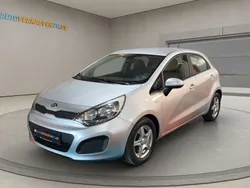 Silber Gebraucht 2014 Kia Rio Limousine | 6.690 € (Fairer Preis)
