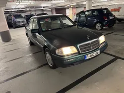 Grün Gebraucht 1995 Mercedes C220 Limousine | 12.000 €