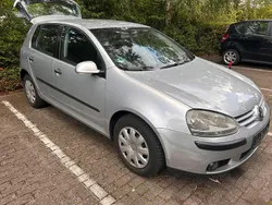 Grau Gebraucht 2004 VW Golf V Kleinwagen | 1.499 € (Etwas zu teuer)