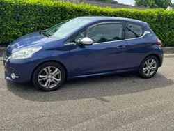 Blau Gebraucht 2014 Peugeot 208 Allure Kleinwagen | 5.000 € (Fairer Preis)