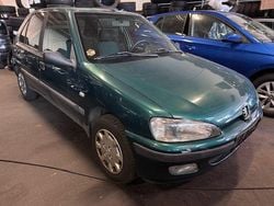 Grün Gebraucht 1999 Peugeot 106 Kleinwagen | 2.222 € (Fairer Preis)
