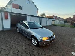 Grau Gebraucht 2004 BMW 320 Limousine | 1.900 €