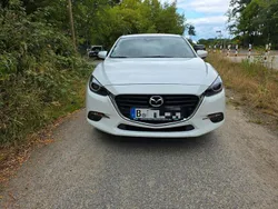 Weiß Gebraucht 2017 Mazda 3 Exclusive-Line Limousine | 11.800 € (Guter Preis)