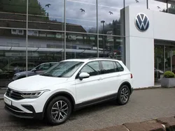 Weiß pure white metallic Gebraucht 2022 VW Tiguan Life SUV | 23.490 € (Superpreis)