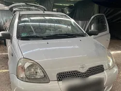 Silber Gebraucht 2000 Toyota Yaris Kleinwagen | 700 €