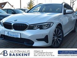 Weiß Gebraucht 2021 BMW 318 Sport Line Kombi | 17.990 € (Guter Preis)