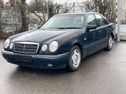 Blau Gebraucht 1999 Mercedes E240 Classic Limousine | 1.350 € (Fairer Preis)