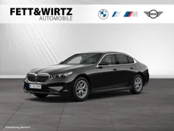 Saphirschwarz metallic Gebraucht 2024 BMW 520 Comfort Edition Limousine | 54.888 € (Fairer Preis)