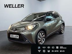 Cardamon green metallic/ night sky black Gebraucht 2023 Toyota Aygo X Basis SUV | 18.650 €
