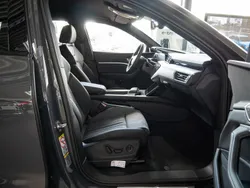 Grau Gebraucht 2025 Audi Q8 e-tron S-Line SUV | 74.920 € (Teuer)