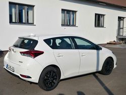 Weiß Gebraucht 2015 Toyota Auris Design Limousine | 7.900 € (Fairer Preis)
