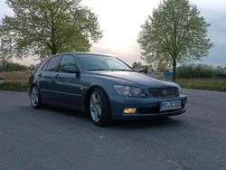 Violet Gebraucht 2004 Lexus IS200 Kombi | 9.999 €