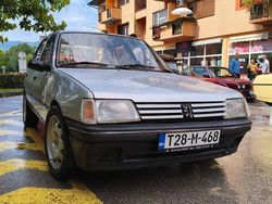 Grau Gebraucht 1996 Peugeot 205 Limousine | 4.500 €