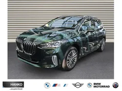 Sanremo green metallic Neu 2025 BMW 220 Active Tourer Luxury Line Van / Kleinbus | 43.900 € (Fairer Preis)