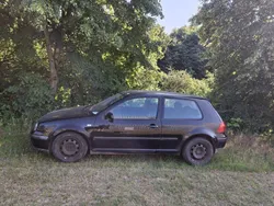 Schwarz Gebraucht 2001 VW Golf IV Edition Kleinwagen | 700 € (Guter Preis)