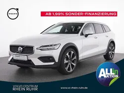 Weiß crystal white pearl / met Gebraucht 2024 Volvo V60 CC Ultimate Kombi | 43.890 € (Fairer Preis)