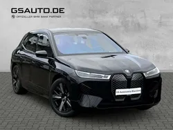Black sapphire metallic (schwarz) Gebraucht 2023 BMW iX Sport Line SUV | 53.500 € (Guter Preis)