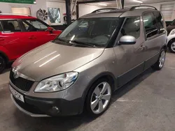 Cappuccinobeige metallic Gebraucht 2014 Skoda Roomster Scout Kombi | 6.999 € (Fairer Preis)