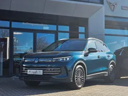 Blau Gebraucht 2024 VW Tiguan Elegance SUV | 46.700 €