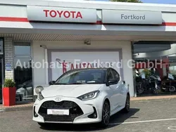 Weiß Gebraucht 2024 Toyota Yaris Hybrid Sport Limousine | 27.980 € (Fairer Preis)