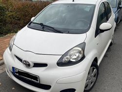 Weiß Gebraucht 2011 Toyota Aygo Kleinwagen | 2.400 € (Fairer Preis)