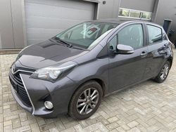 Grau Gebraucht 2015 Toyota Yaris Comfort Limousine | 8.990 € (Fairer Preis)