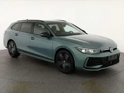 Mariposit grün metallic Neu 2025 VW Passat R-line Kombi | 46.595 €