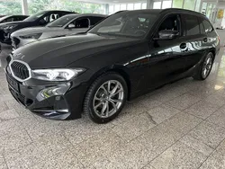 Saphirschwarz (metallic) Gebraucht 2023 BMW 318 Shadowline Kombi | 31.484 € (Fairer Preis)