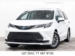 Blau Gebraucht 2024 Toyota Sienna T1 Van / Kleinbus | 49.186 €