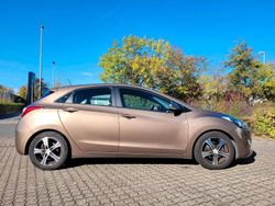 Beige Gebraucht 2013 Hyundai i30 Trend Limousine | 6.300 € (Etwas zu teuer)