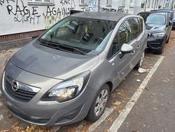 Grau Gebraucht 2012 Opel Meriva Color Edition Van / Kleinbus | 5.100 € (Fairer Preis)