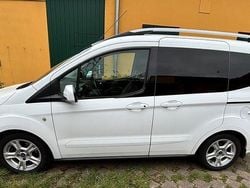 Weiß Gebraucht 2017 Ford Tourneo Courier Titanium Van / Kleinbus | 8.200 € (Superpreis)