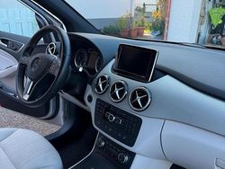 Silber Gebraucht 2012 Mercedes B180 Van / Kleinbus | 15.449 €
