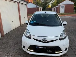 Weiß Gebraucht 2013 Toyota Aygo Kleinwagen | 4.300 € (Fairer Preis)