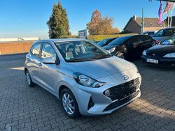 Silber Gebraucht 2022 Hyundai i10 Kleinwagen | 13.600 €