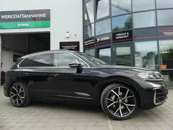 Grenadillschwarz met (metallic) Gebraucht 2024 VW Touareg R-line SUV | 65.800 € (Fairer Preis)