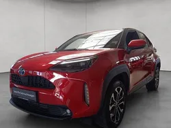 Karminarot metallic Gebraucht 2023 Toyota Yaris Cross Team SUV | 24.750 € (Fairer Preis)