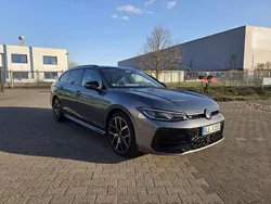 Grau Gebraucht 2024 VW Passat R-line Kombi | 48.900 € (Fairer Preis)