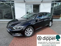 Deep black perleffekt (metallic) Gebraucht 2017 VW Passat Comfortline Kombi | 12.880 € (Fairer Preis)