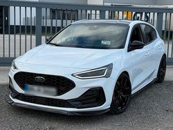 Weiß Gebraucht 2025 Ford Focus ST Limousine | 35.998 €