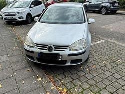 Grau Gebraucht 2005 VW Golf V Kleinwagen | 2.350 € (Fairer Preis)