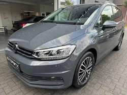 Grau Gebraucht 2024 VW Touran Comfortline Van / Kleinbus | 32.500 € (Fairer Preis)