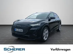Mythosschwarz metallic (metallic) Gebraucht 2025 Audi Q4 e-tron Ambiente SUV | 54.800 € (Teuer)
