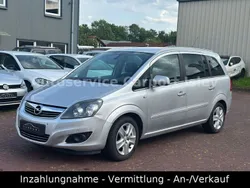 Silber Gebraucht 2011 Opel Zafira Design Edition Van / Kleinbus | 3.500 € (Etwas zu teuer)
