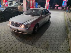 Silber Gebraucht 2003 Mercedes E220 Limousine | 4.000 €